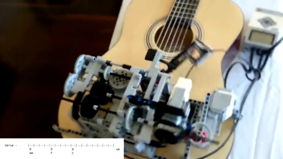 Роботехника из Лего играет на гитаре