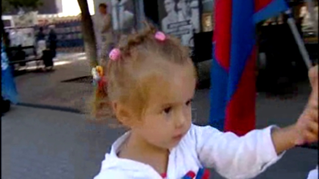 Южноуральцы отметили День российского флага трехцветными бантиками на груди 