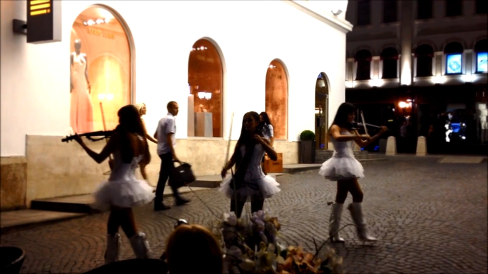 Скрипачки DOLLS на улице в центре Москвы (музыка из фильма 