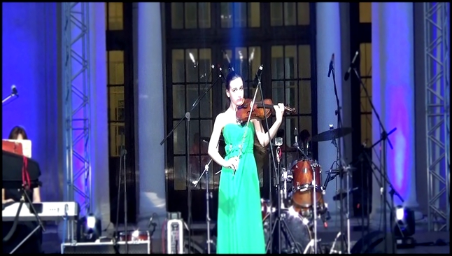 Маша Лунднева играет на скрипке 