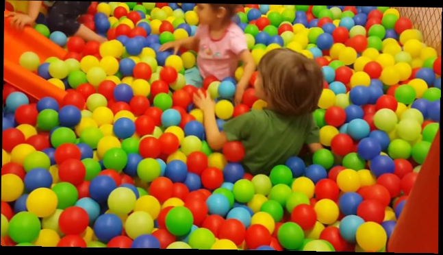 ✿ ВЛОГ Арсения: Мини парк развлечений для детей - Поиграем в парке с мячиками