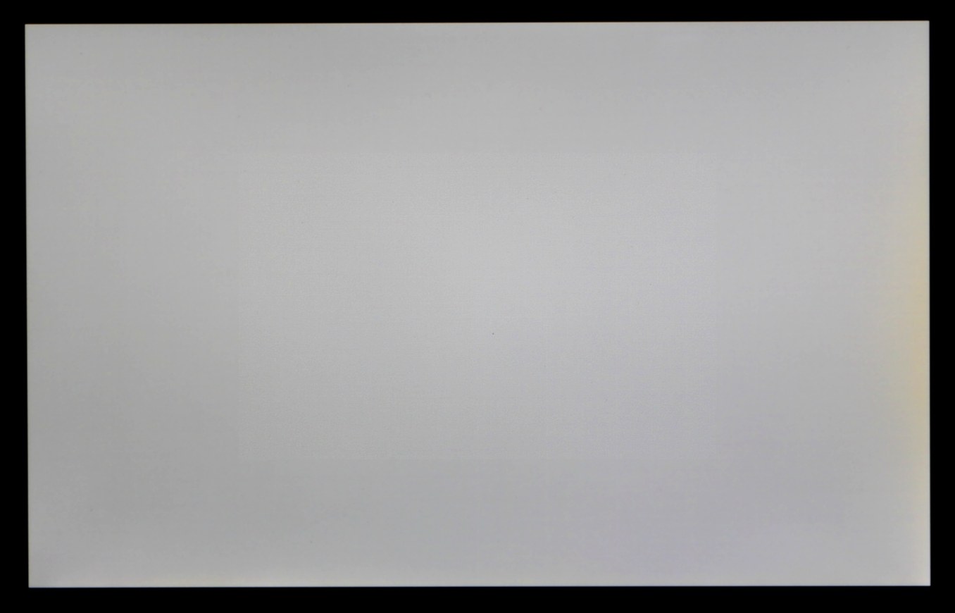 Как видите, белый экран имеет заметную неравномерность яркости и цвета в верхней части экрана (на снимке она справа, т.к. планшет повернут в альбомную
